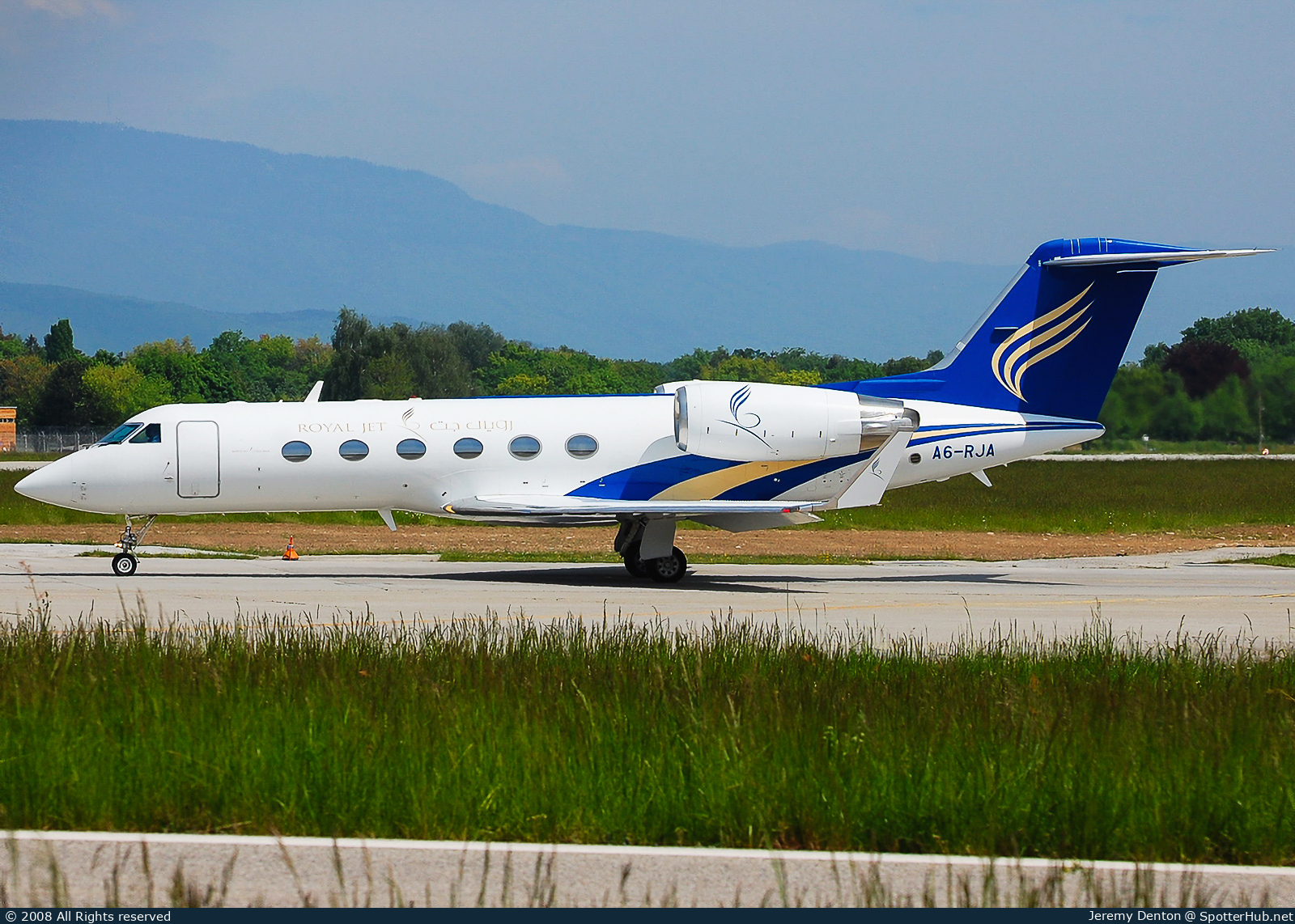 Photo of A6-RJA - Gulfstream GIV-SP (G300) operated by Royal Jet