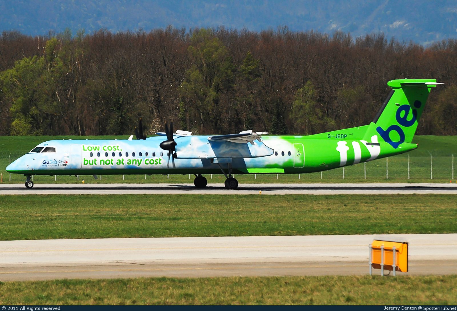 Photo of G-JEDP - Bombardier DHC-8-402 Dash 8 Q400 operated by flybe