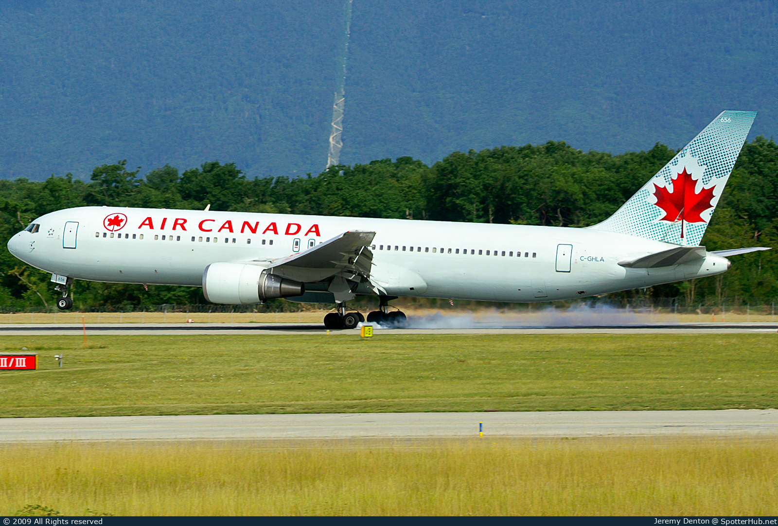 Photo of C-GHLA - Boeing 767-35H(ER) operated by Air Canada