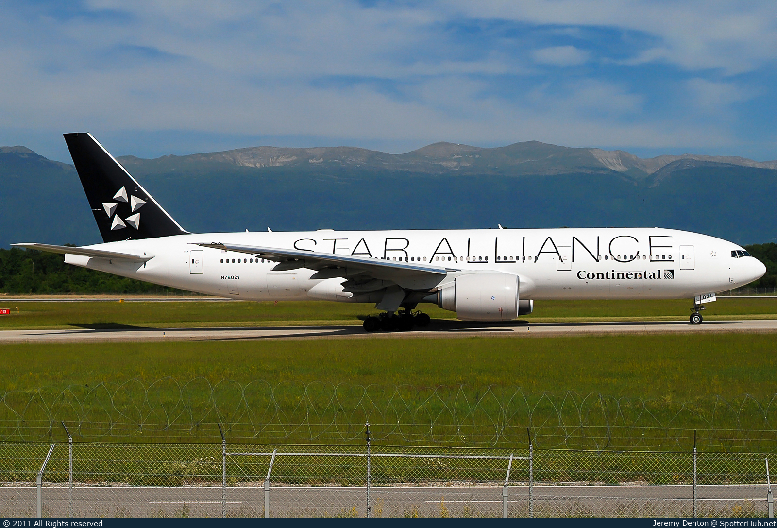 Photo of N76021 - Boeing 777-224(ER) operated by United Airlines