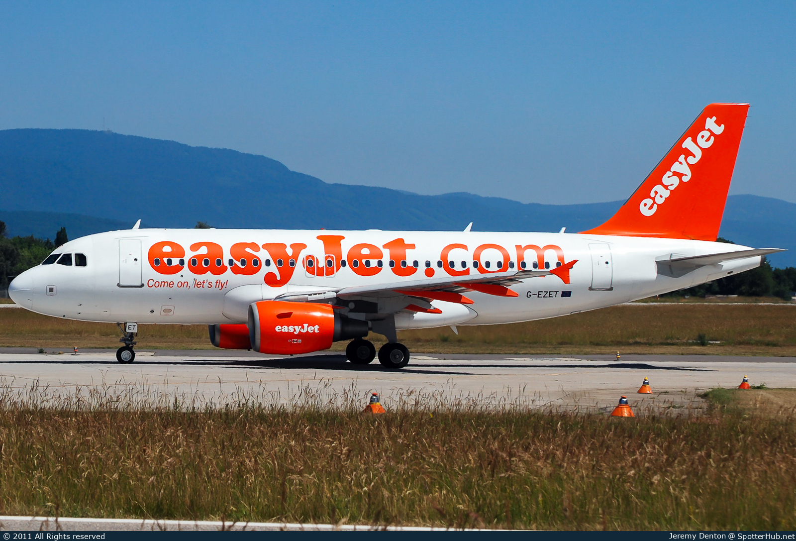 Photo of G-EZET - Airbus A319-111 operated by easyJet