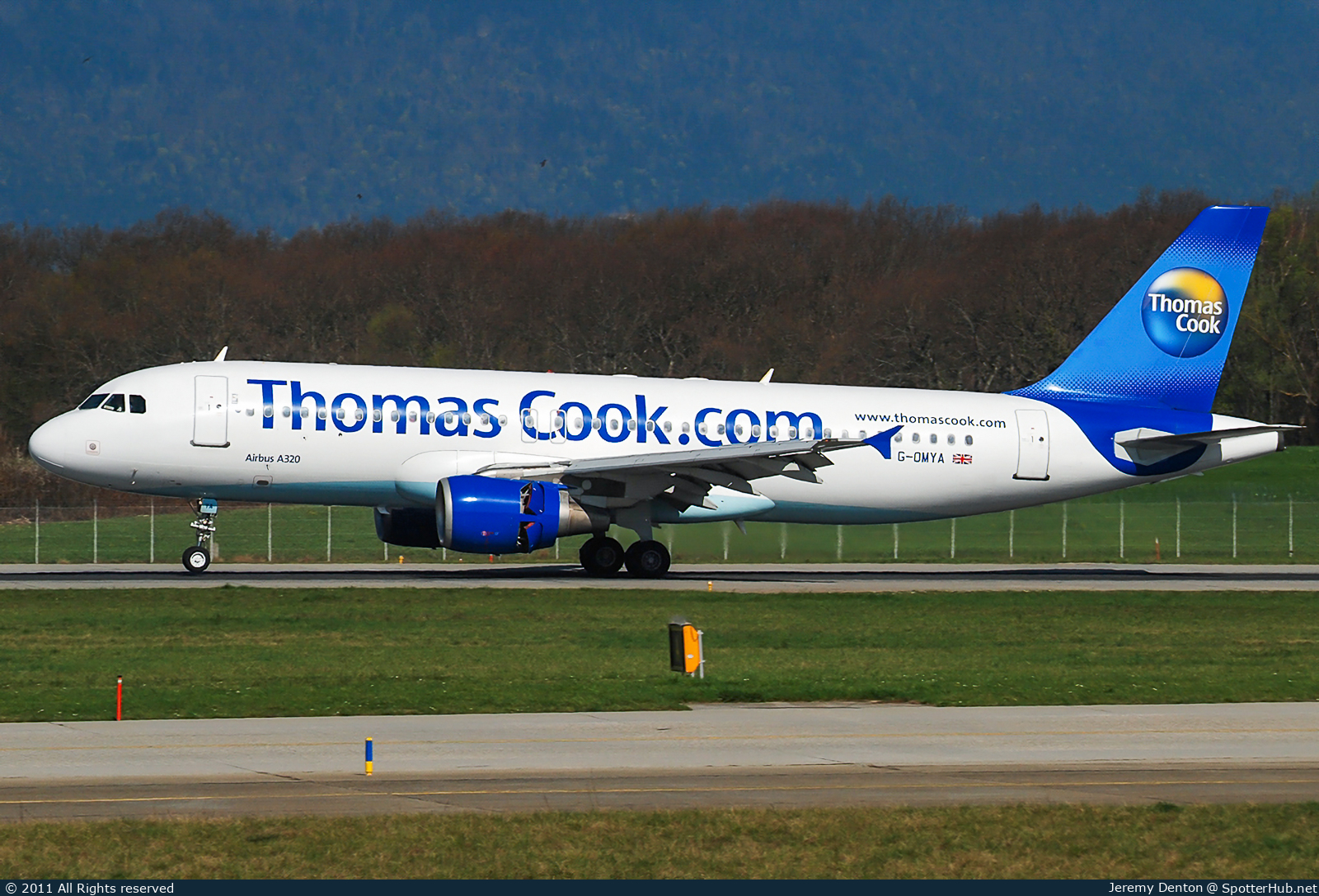 Photo of G-OMYA - Airbus A320-214 operated by Thomas Cook Airlines