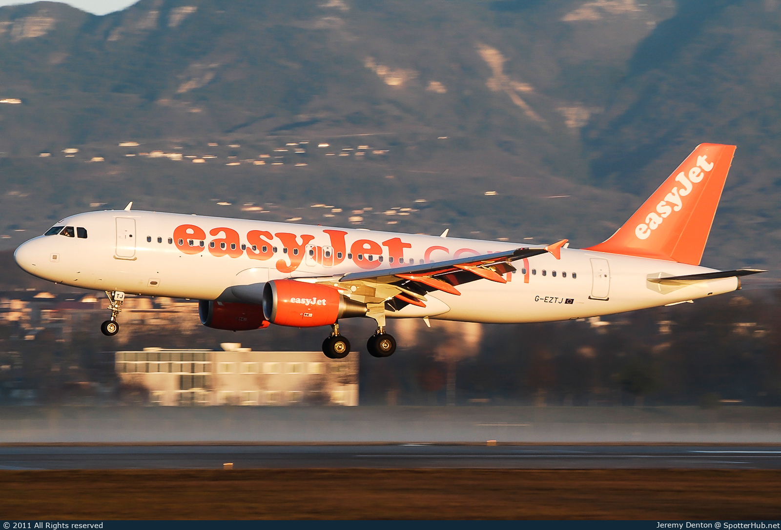 Photo of G-EZTJ - Airbus A320-214 operated by easyJet