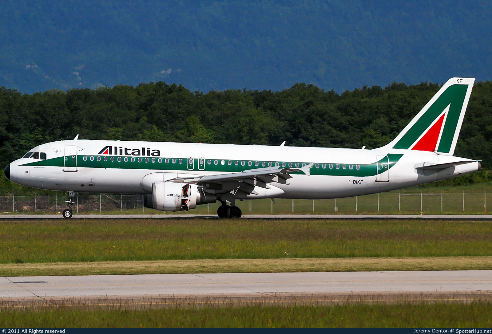 Photo of I-BIKF - Airbus A320-214 operated by Alitalia