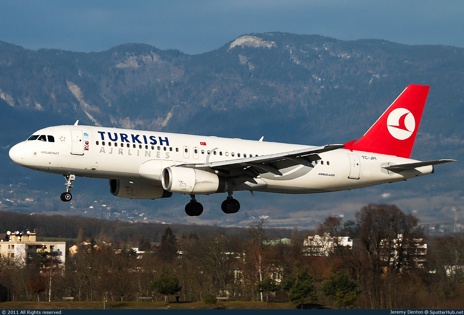 Photo of TC-JPI - Airbus A320-232 operated by Turkish Airlines