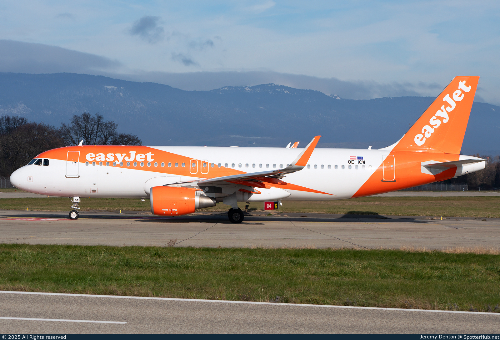 Photo of OE-ICW - Airbus A320-214 operated by easyJet Europe