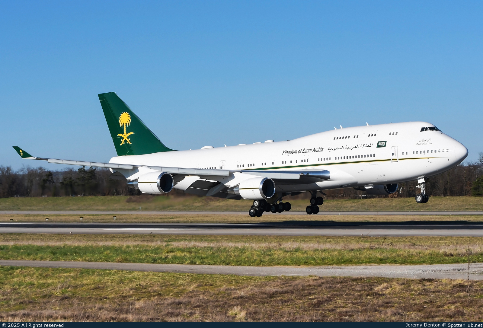 Photo of HZ-HM1 - Boeing 747-468 operated by Saudi Royal Flight