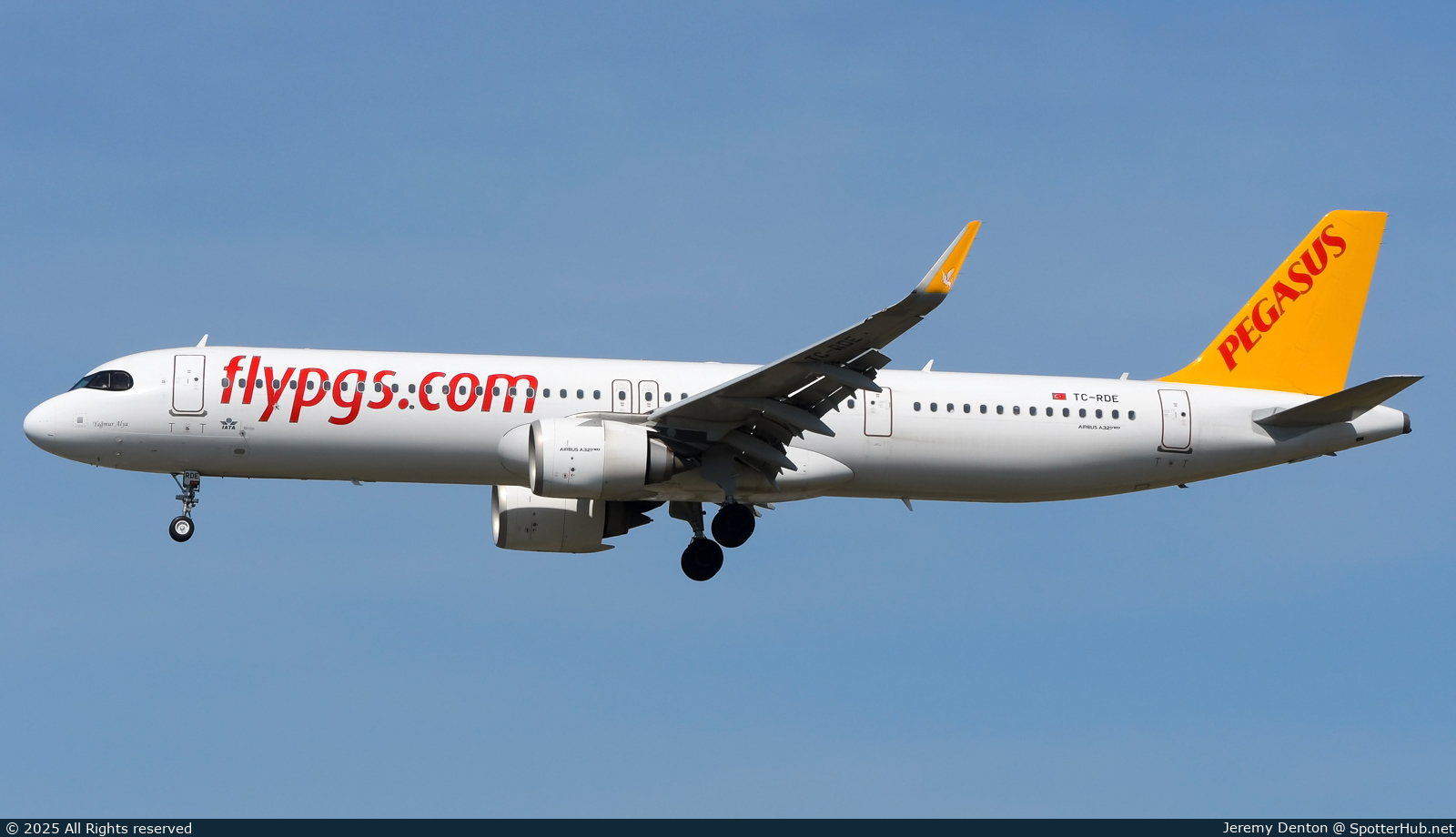 Photo of TC-RDE - Airbus A321-251NX operated by Pegasus Airlines