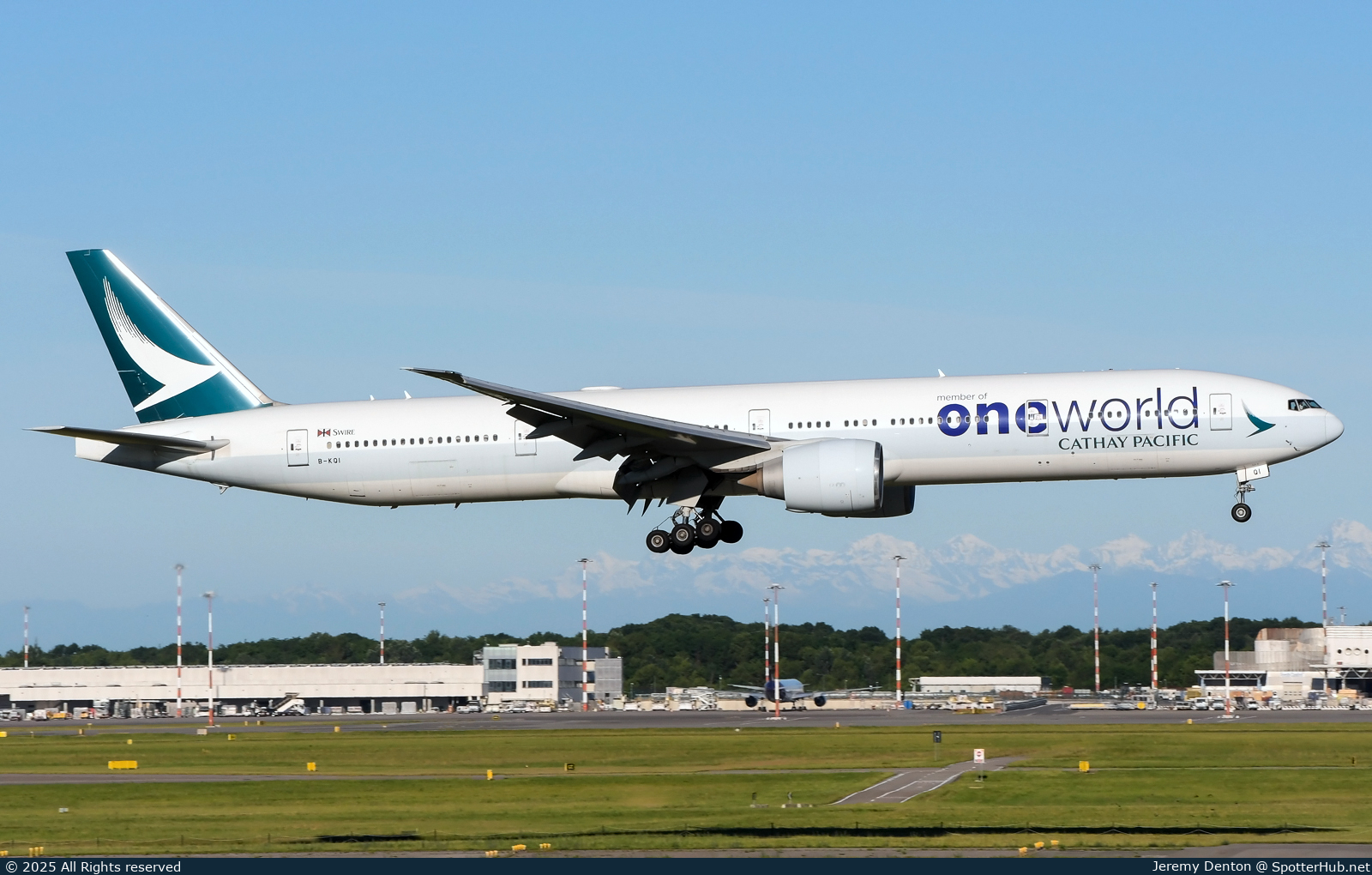 Photo of B-KQI - Boeing 777-367(ER) operated by Cathay Pacific Airways