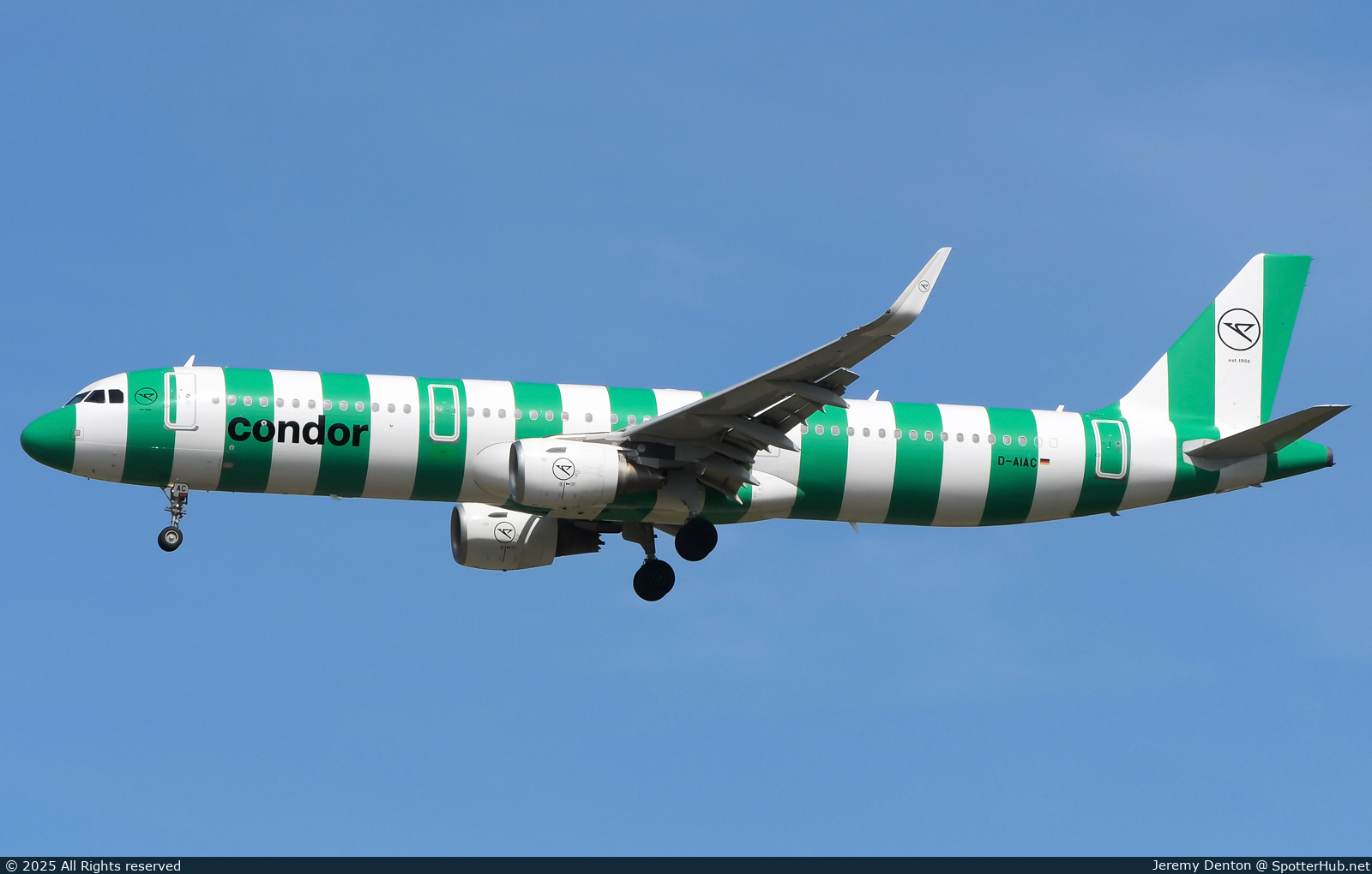 Photo of D-AIAC - Airbus A321-211 operated by Condor