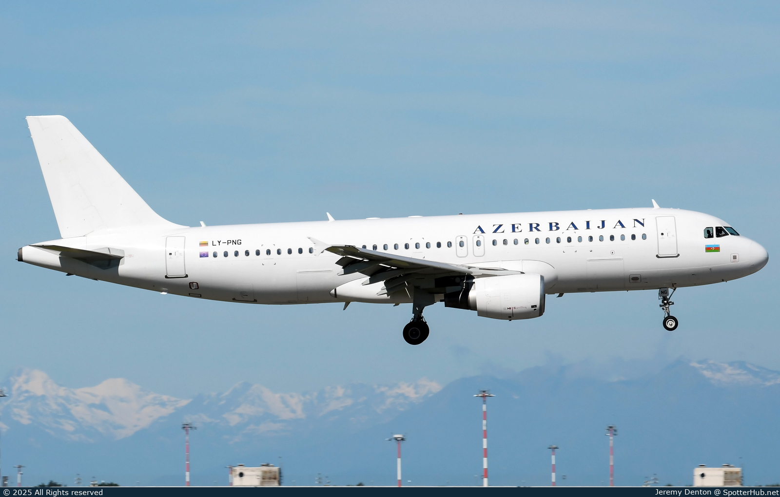 Photo of LY-PNG - Airbus A320-216 operated by Azerbaijan Airlines (opb Heston Airlines)