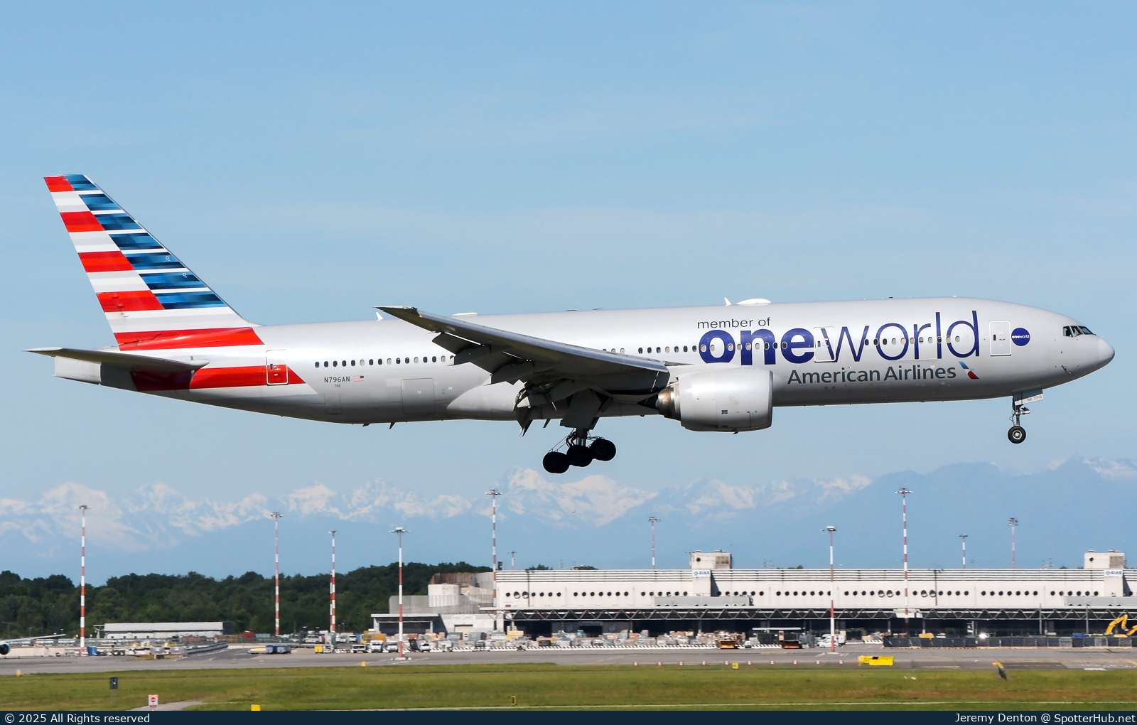 Photo of N796AN - Boeing 777-223(ER) operated by American Airlines