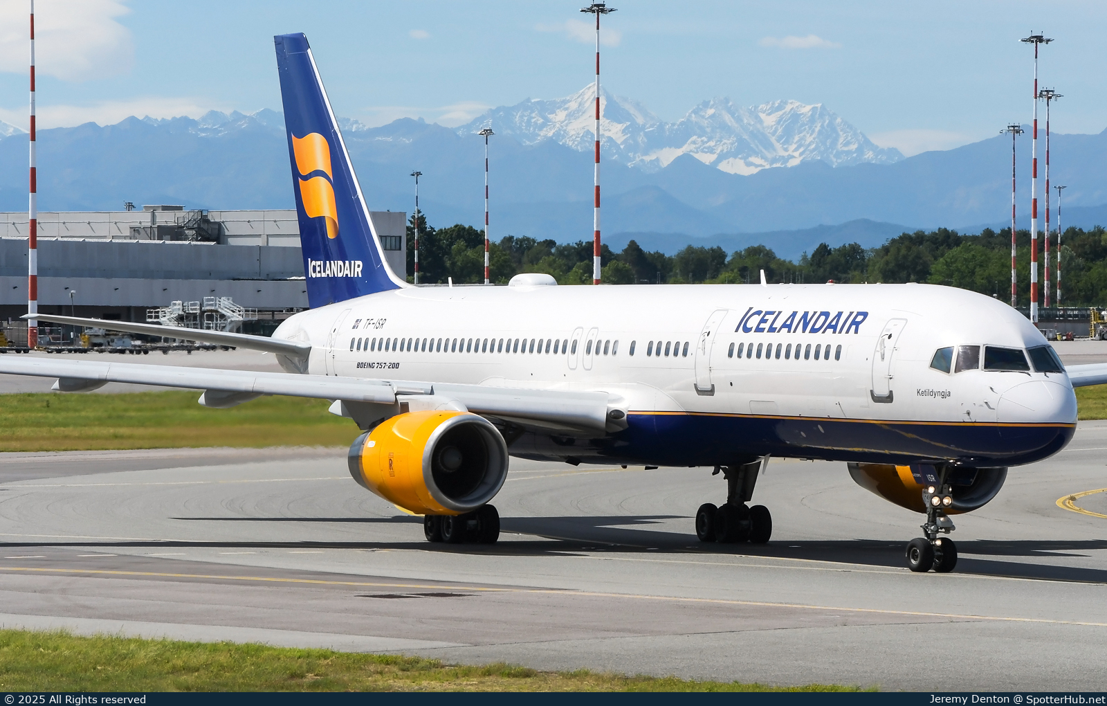 Photo of TF-ISR - Boeing 757-256 operated by Icelandair