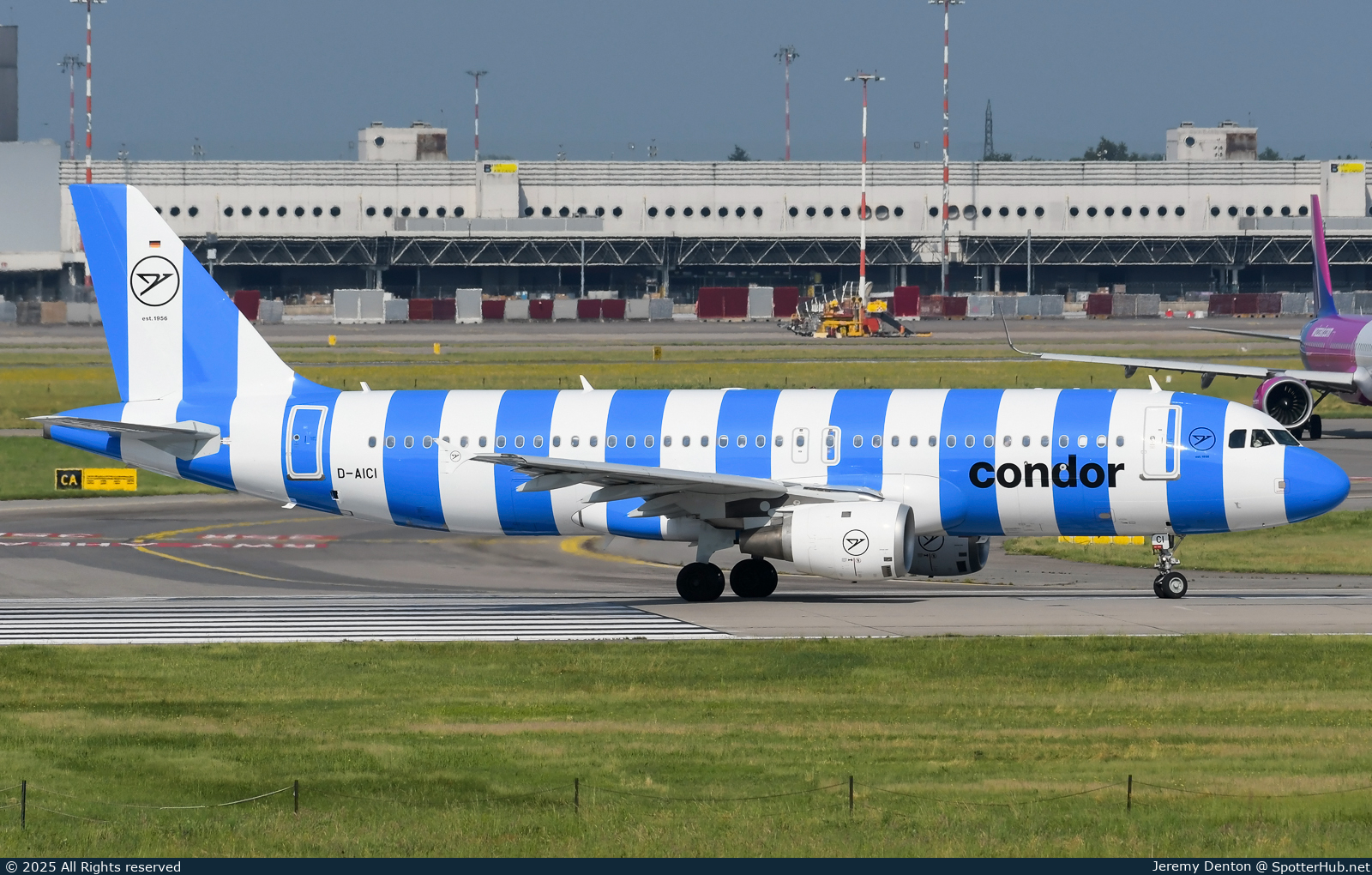 Photo of D-AICI - Airbus A320-212 operated by Condor