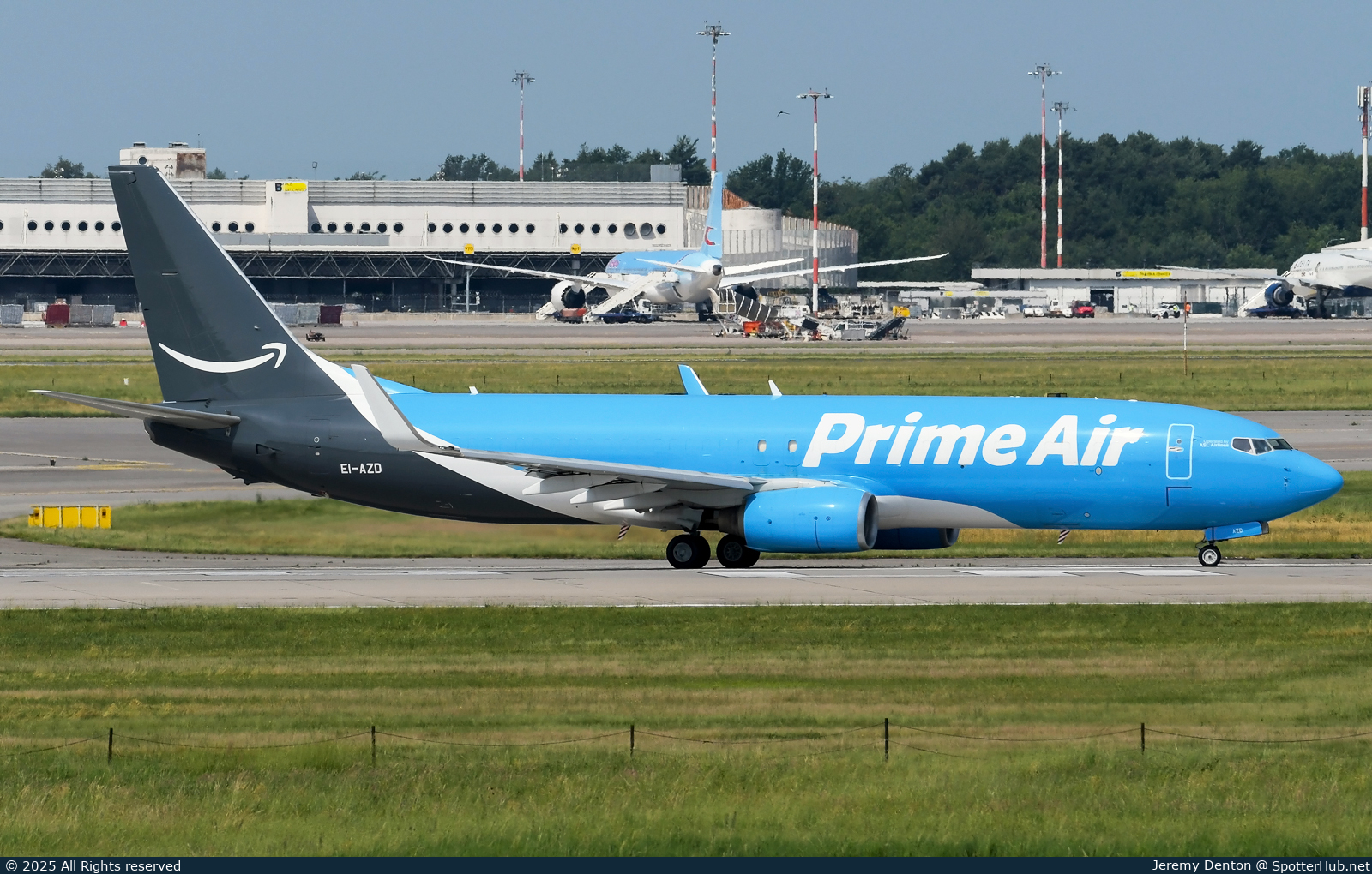 Photo of EI-AZD - Boeing 737-86Q(SF) operated by Amazon Prime Air (opb ASL Airlines Ireland)