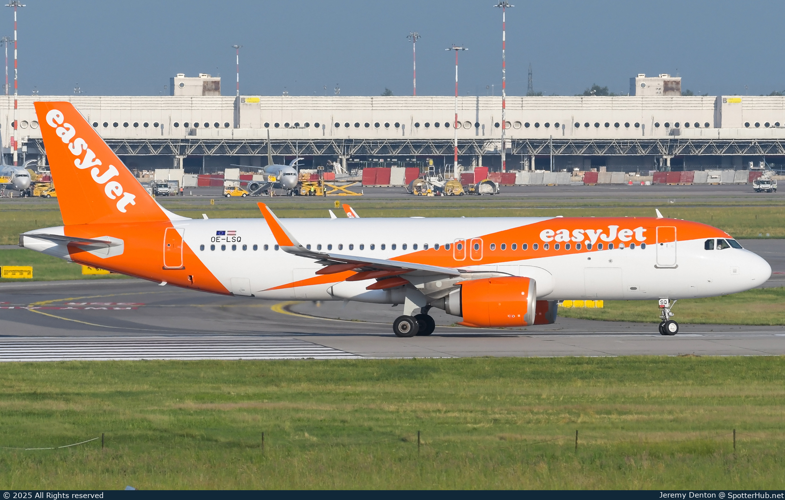 Photo of OE-LSQ - Airbus A320-251N operated by easyJet Europe
