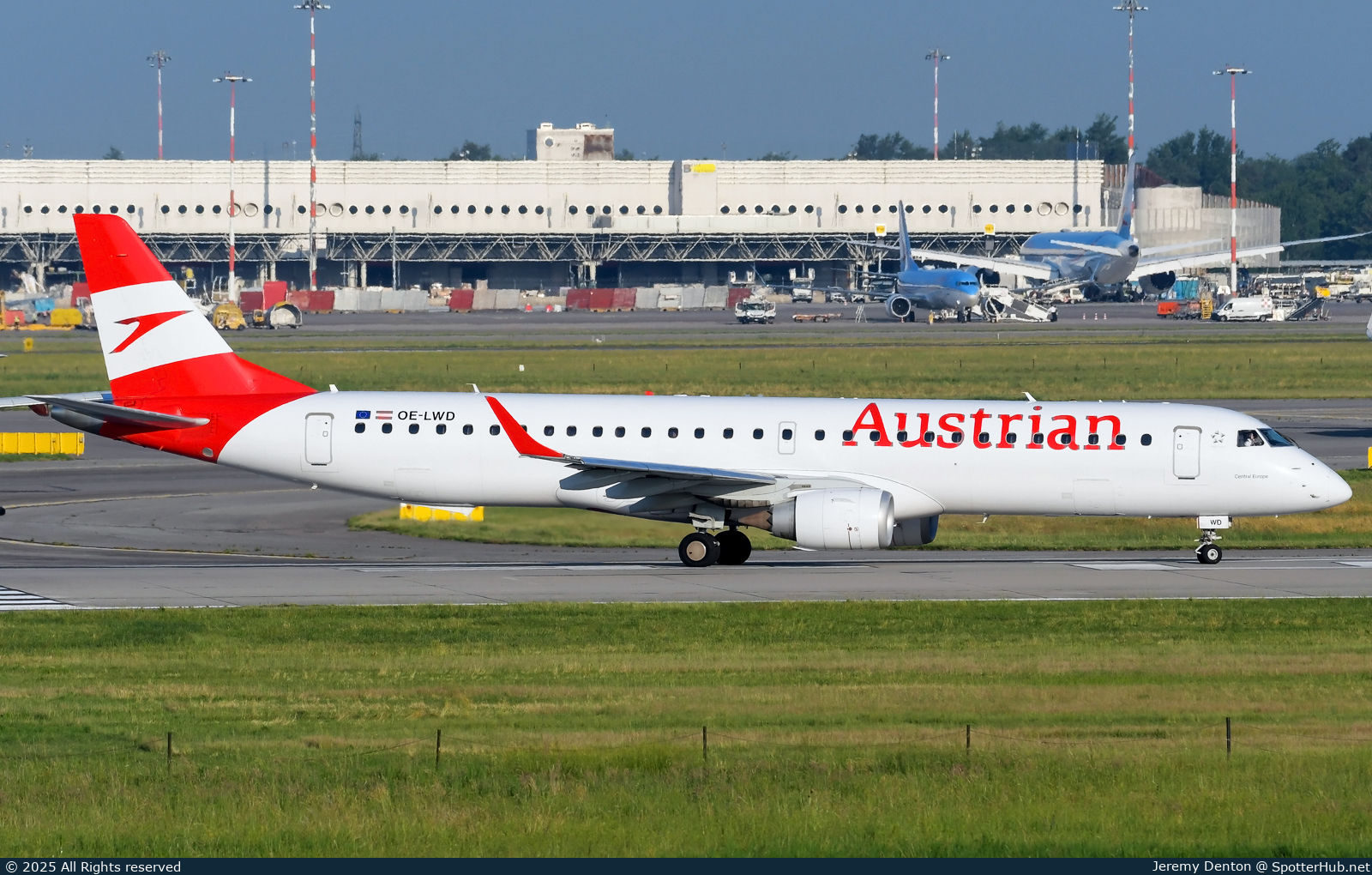 Photo of OE-LWD - Embraer ERJ-195LR operated by Austrian Airlines