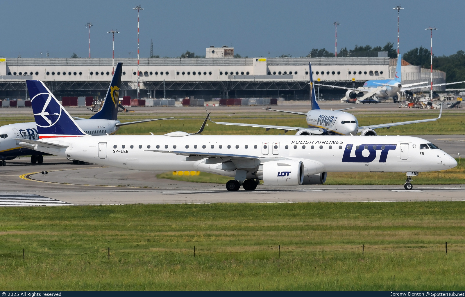 Photo of SP-LEB - Embraer ERJ-195-E2 operated by LOT Polish Airlines