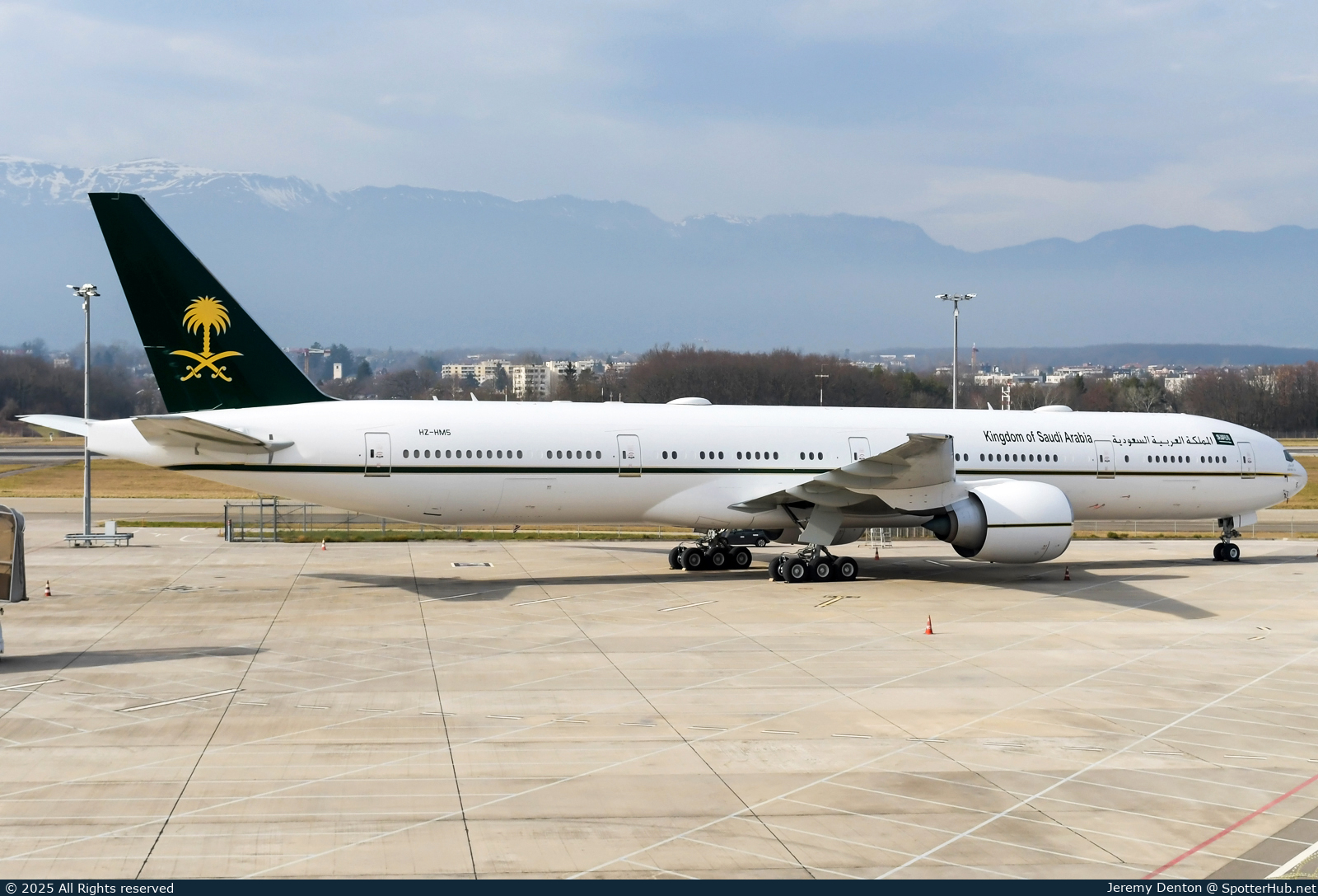 Photo of HZ-HM5 - Boeing 777-3FG(ER) operated by Saudi Royal Flight
