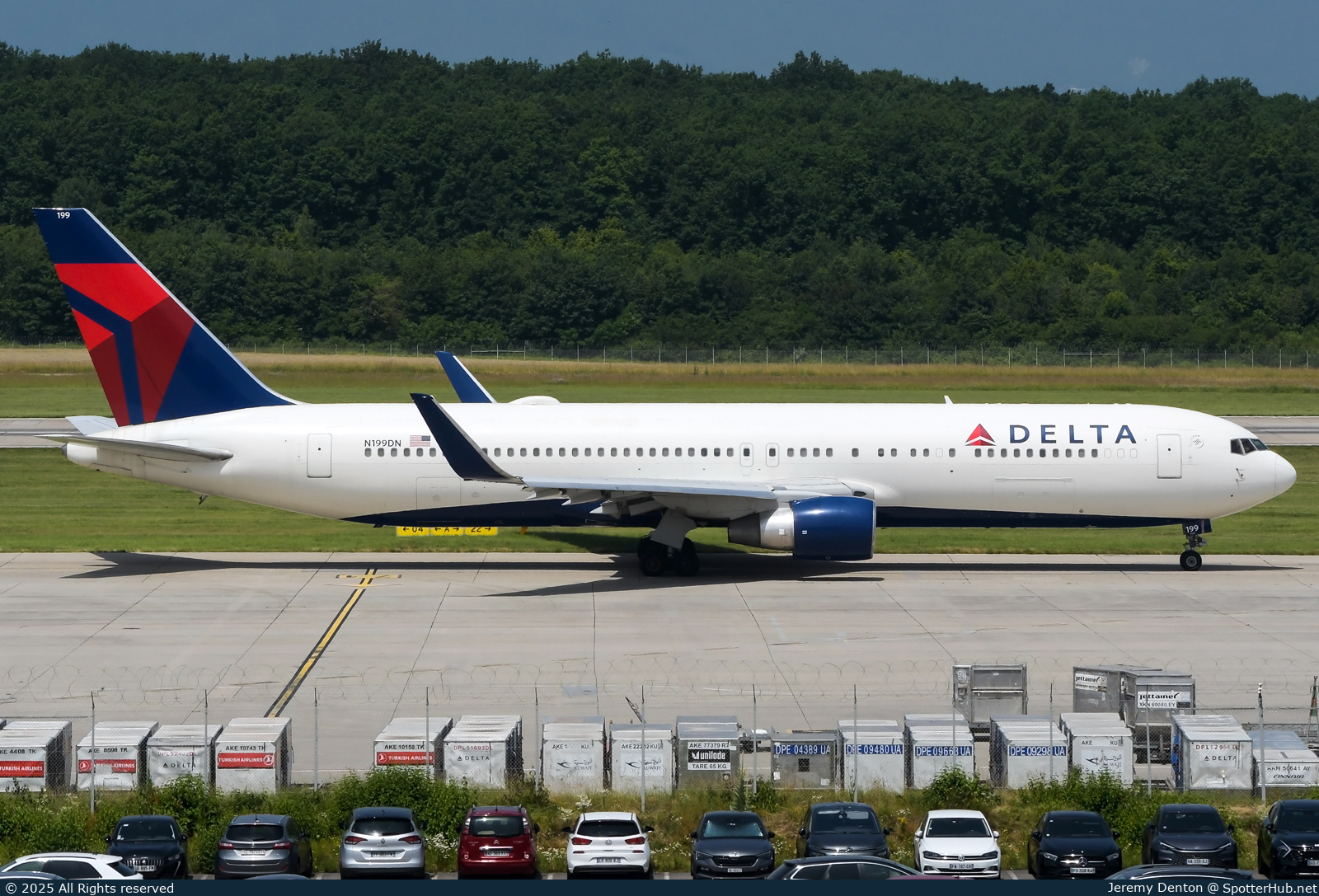 Photo of N199DN - Boeing 767-332(ER) operated by Delta Air Lines
