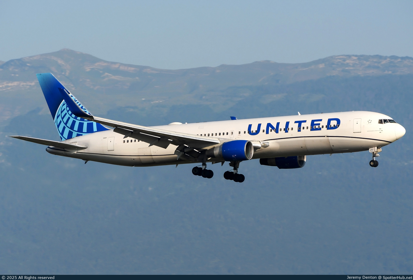 Photo of N674UA - Boeing 767-322(ER) operated by United Airlines