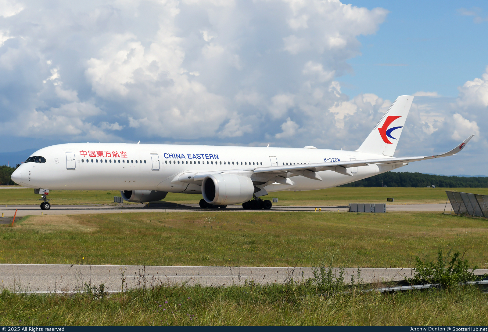 Photo of B-32DW - Airbus A350-941 operated by China Eastern Airlines