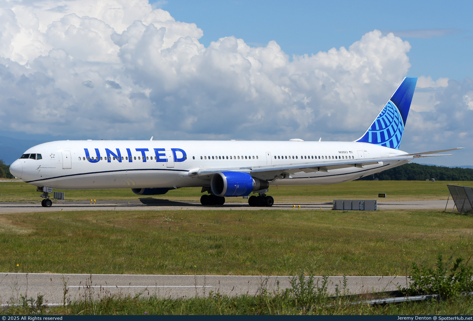 Photo of N69063 - Boeing 767-424(ER) operated by United Airlines