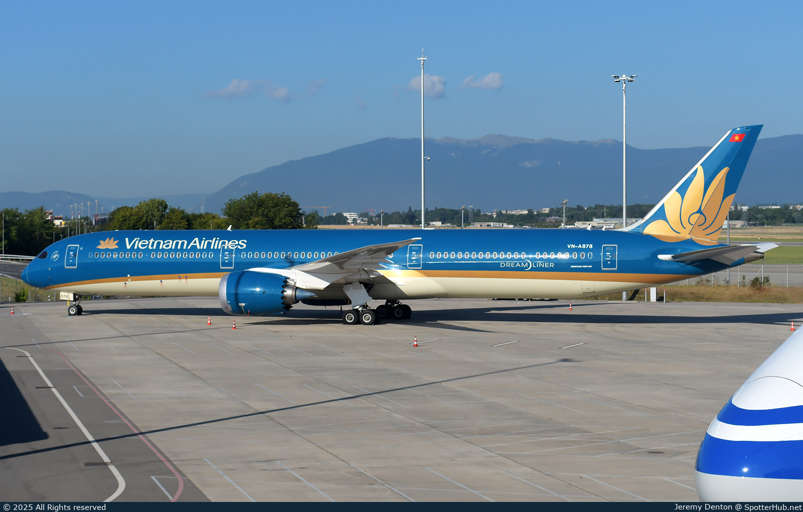 Photo of VN-A878 - Boeing 787-10 Dreamliner operated by Vietnam Airlines
