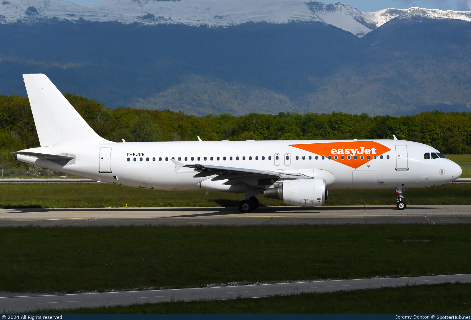 Photo of G-EJCE - Airbus A320-214 operated by easyJet