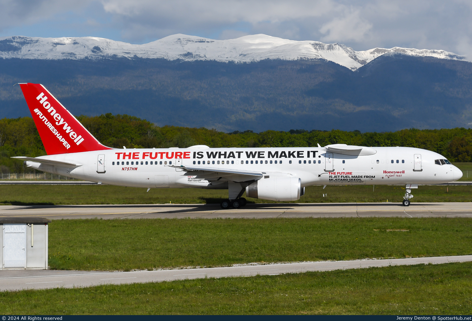 Photo of N757HW - Boeing 757-225 operated by Honeywell International Inc.