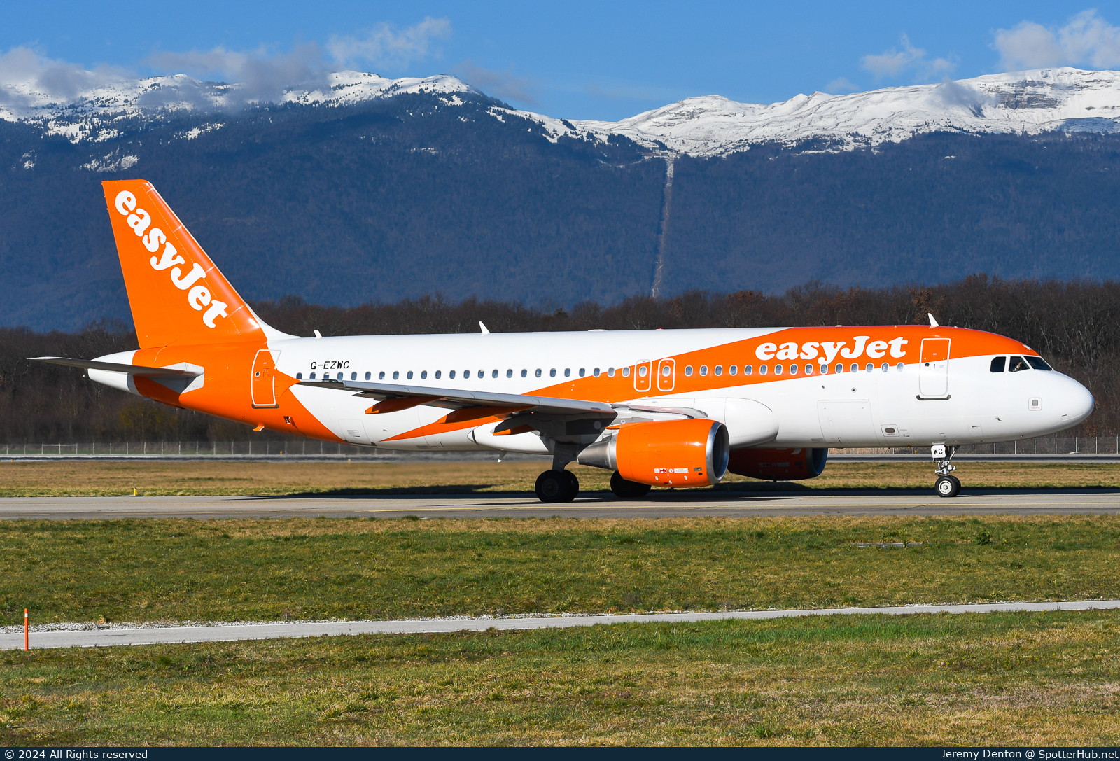 Photo of G-EZWC - Airbus A320-214 operated by easyJet