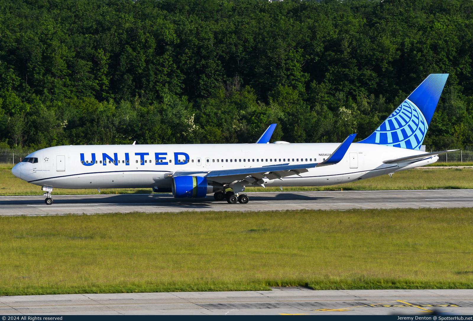 Photo of N654UA - Boeing 767-322(ER) operated by United Airlines