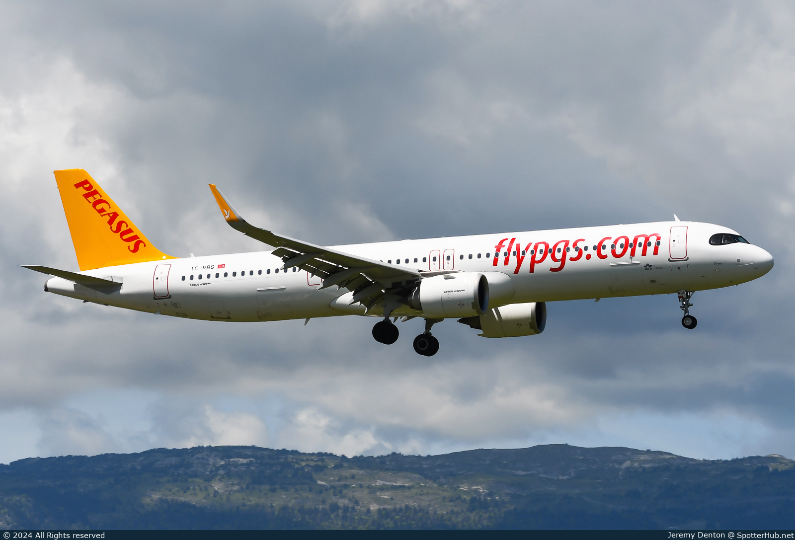 Photo of TC-RBS - Airbus A321-251NX operated by Pegasus Airlines