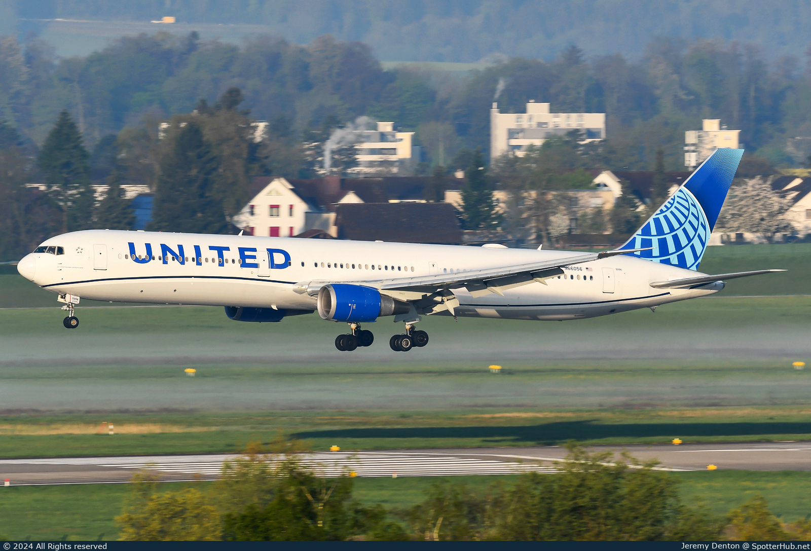 Photo of N66056 - Boeing 767-424(ER) operated by United Airlines