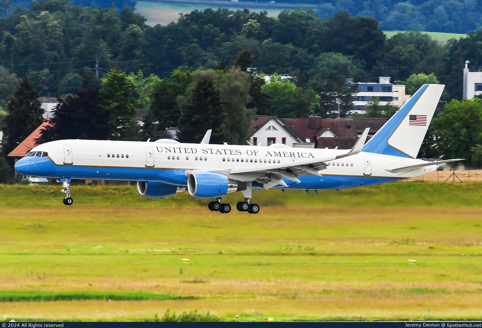Photo of 98-0001 - Boeing C-32A operated by US Air Force
