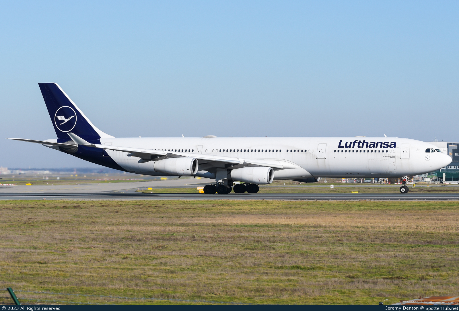 Photo of D-AIGX - Airbus A340-313 operated by Lufthansa