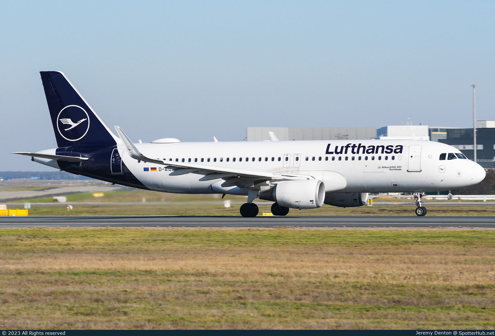Photo of D-AIZX - Airbus A320-214 operated by Lufthansa