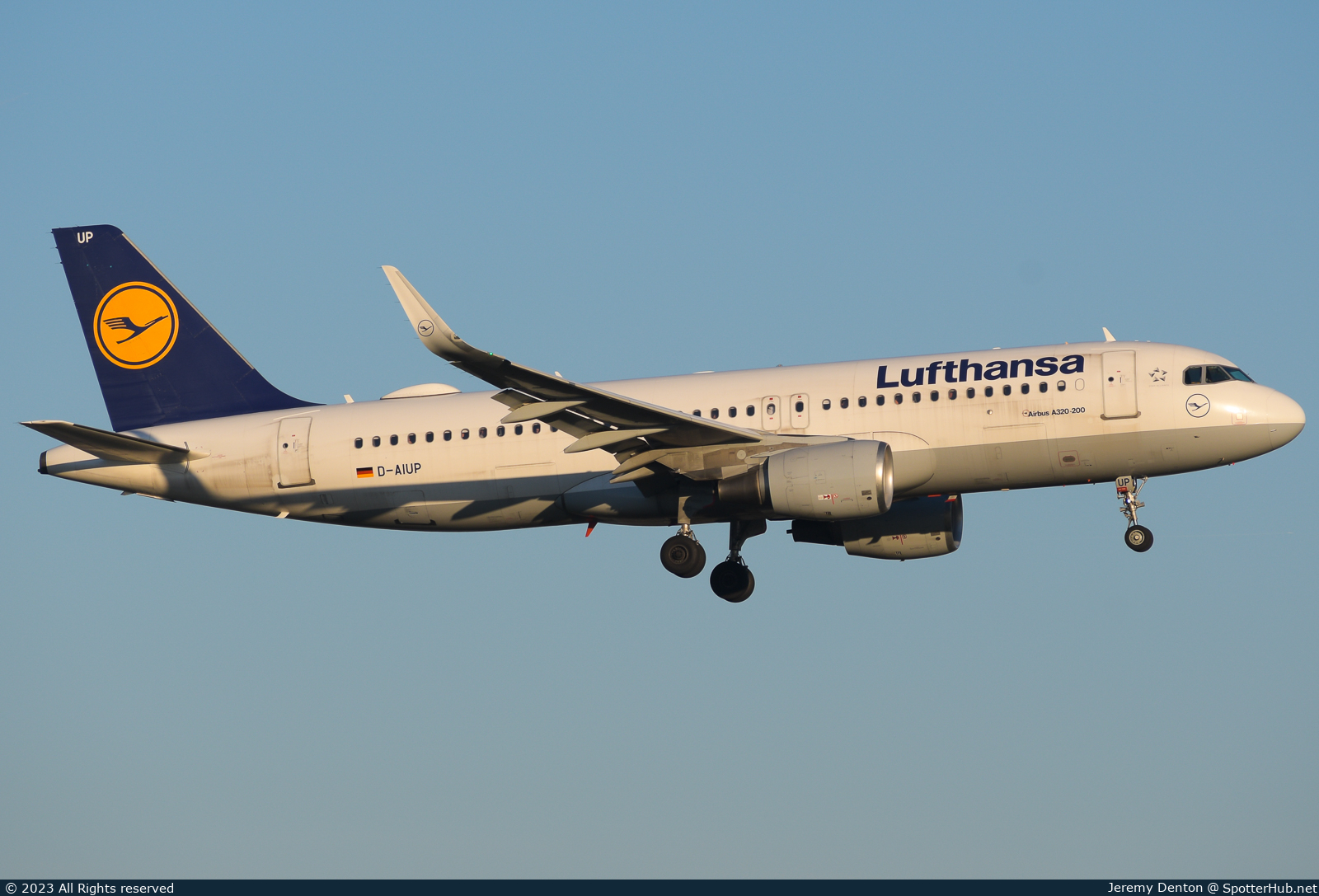 Photo of D-AIUP - Airbus A320-214 operated by Lufthansa