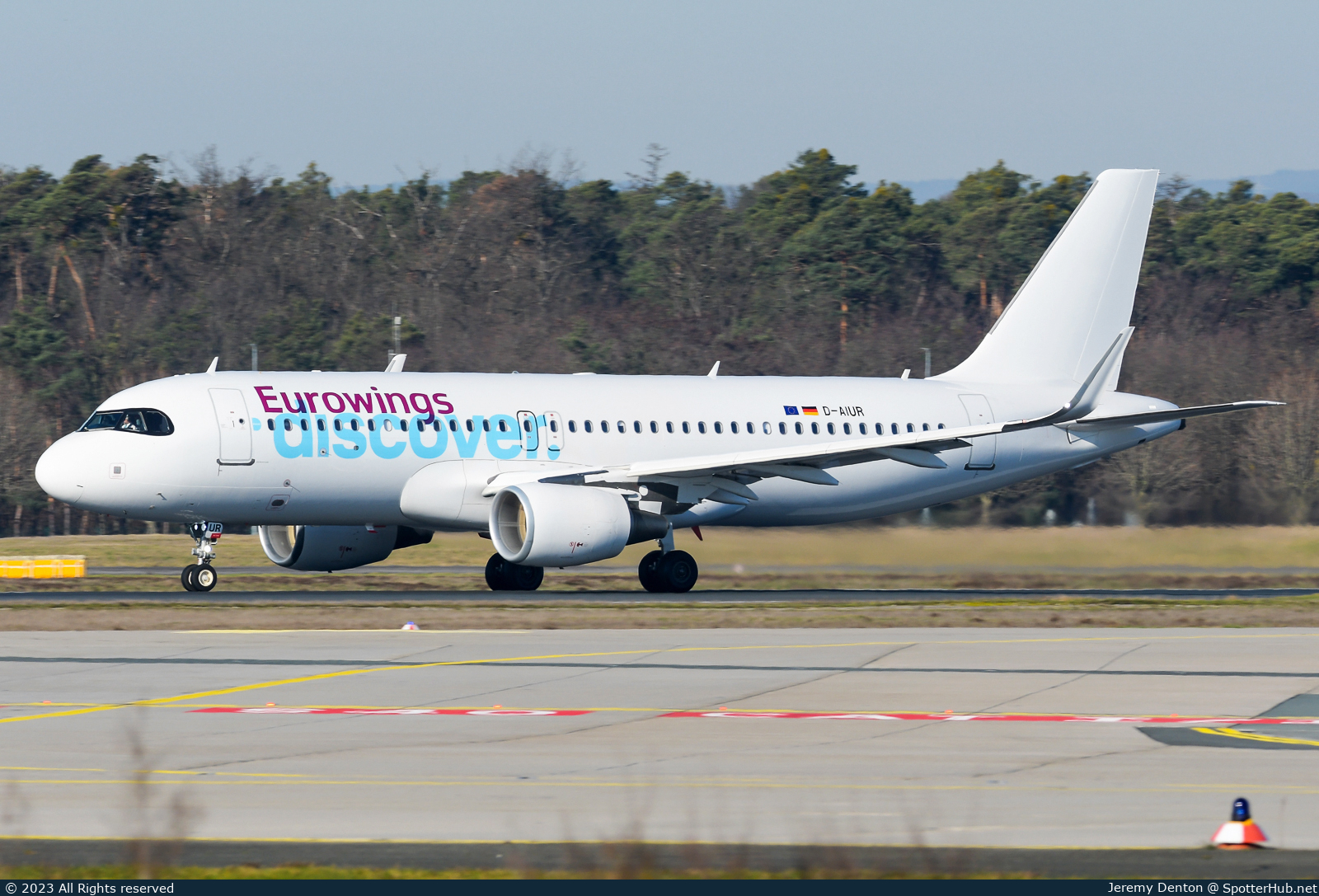 Photo of D-AIUR - Airbus A320-214 operated by Eurowings Discover