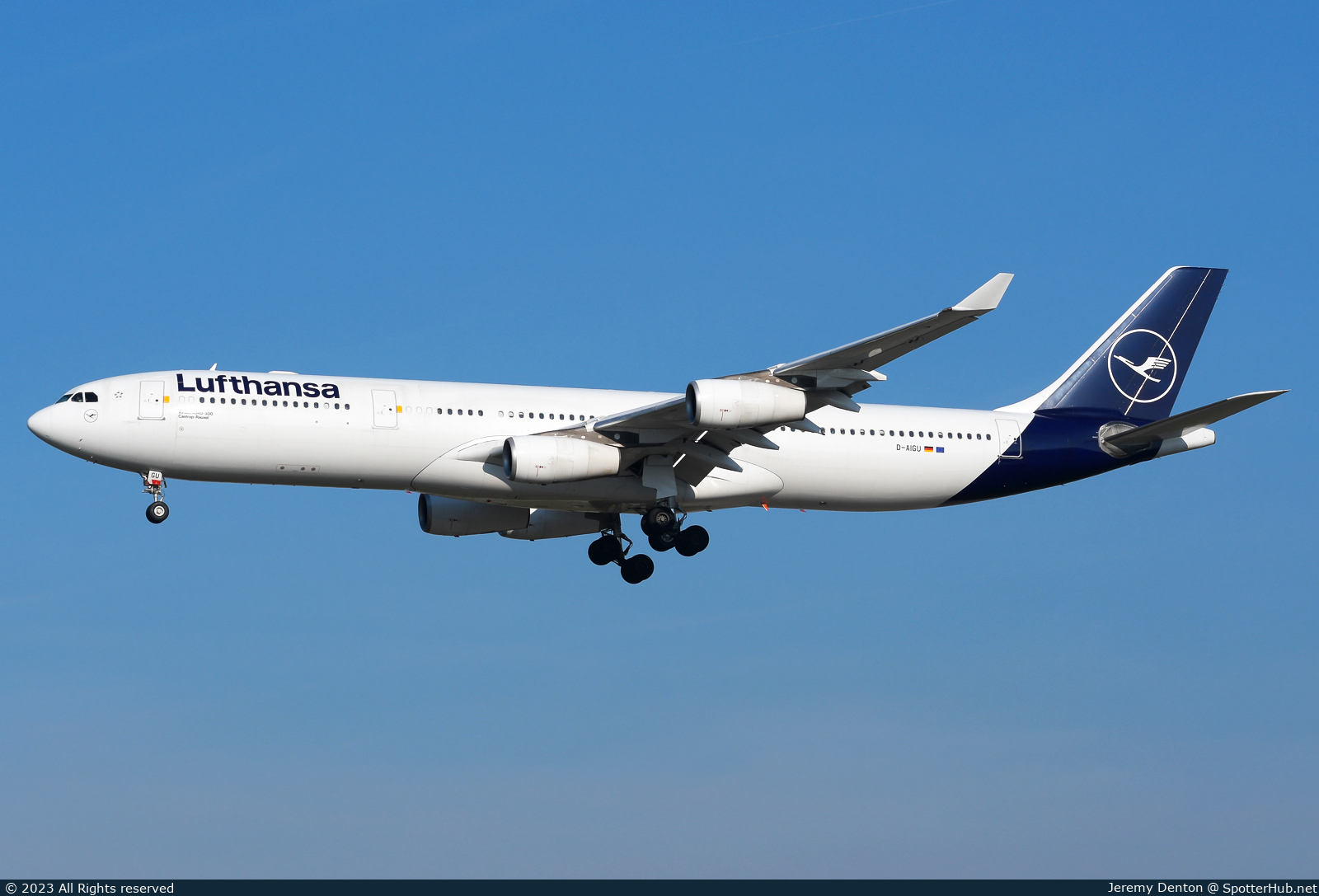 Photo of D-AIGU - Airbus A340-313 operated by Lufthansa