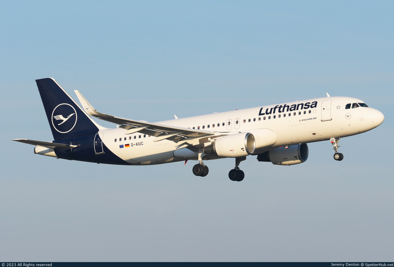 Photo of D-AIUC - Airbus A320-214 operated by Lufthansa