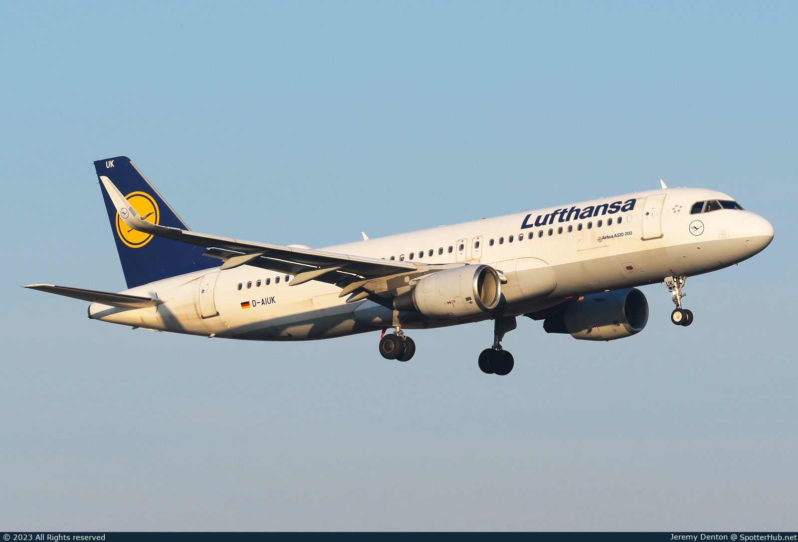 Photo of D-AIUK - Airbus A320-214 operated by Lufthansa