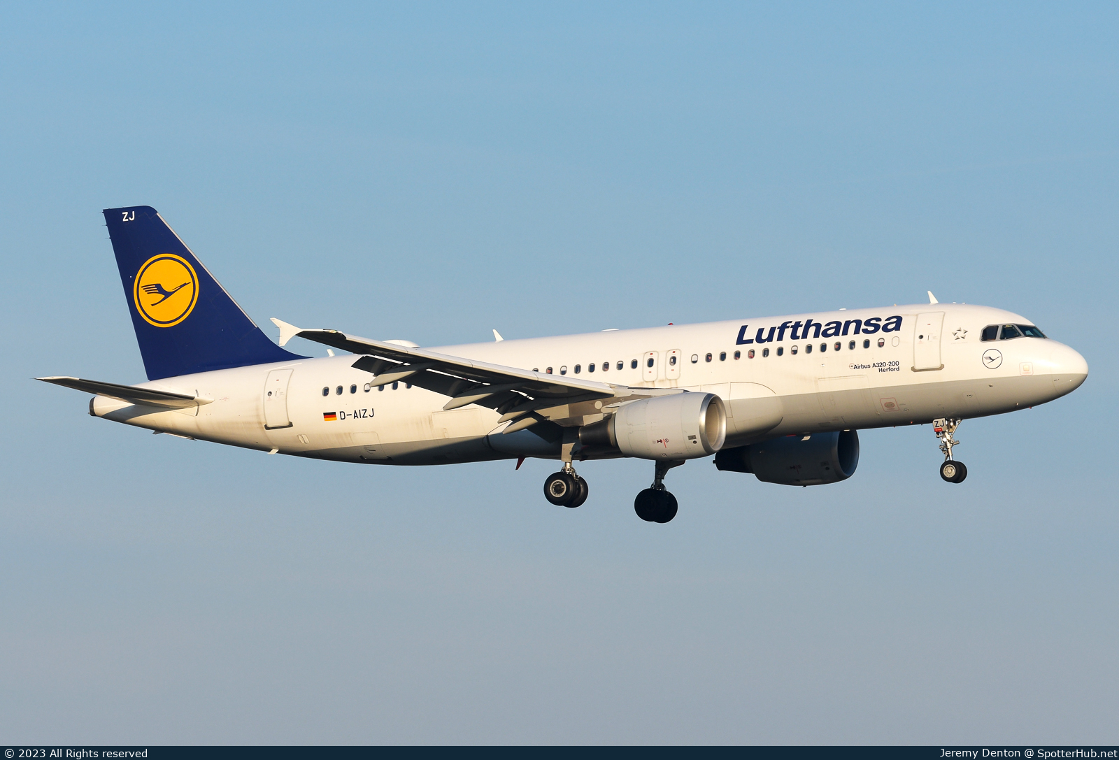 Photo of D-AIZJ - Airbus A320-214 operated by Lufthansa