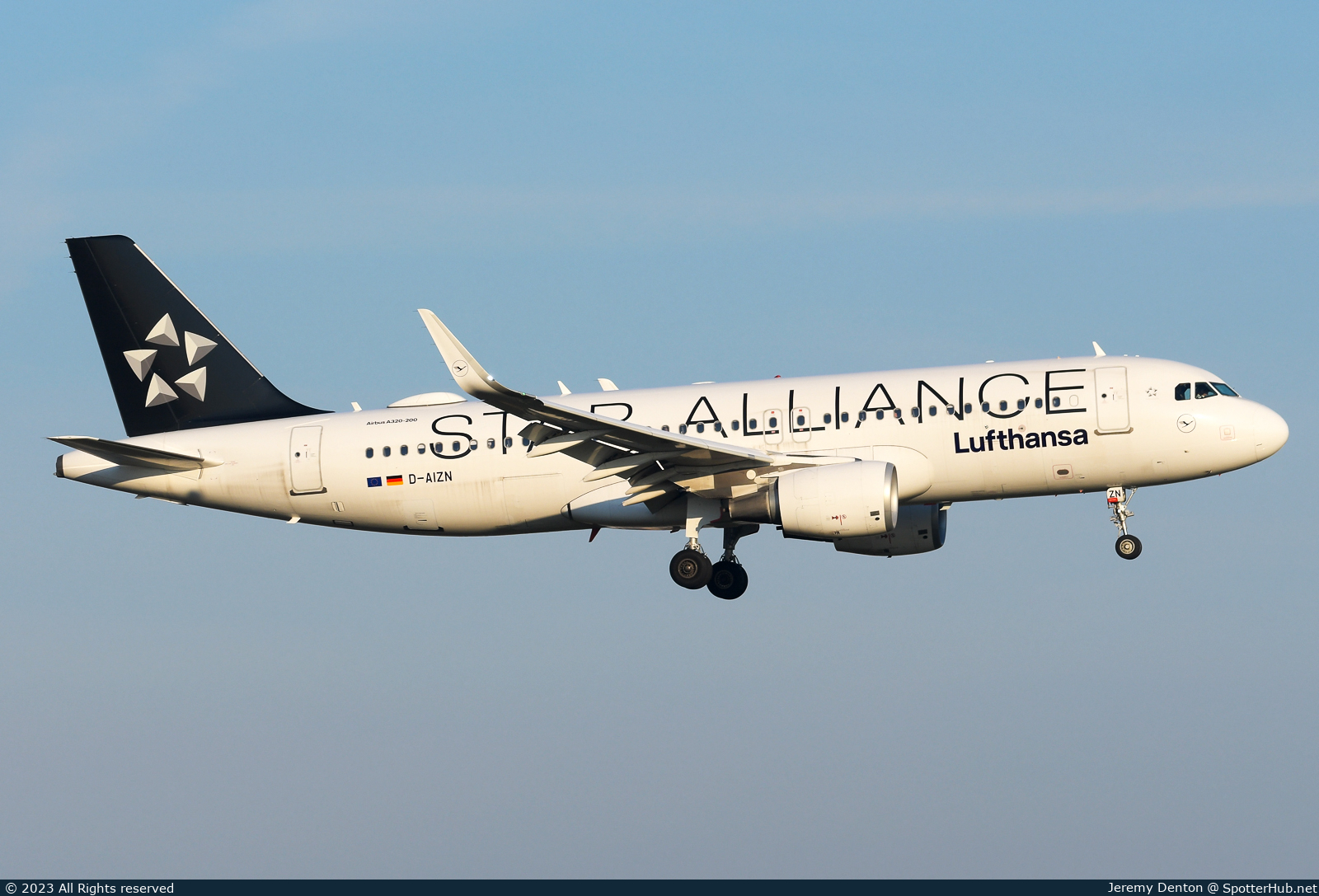 Photo of D-AIZN - Airbus A320-214 operated by Lufthansa