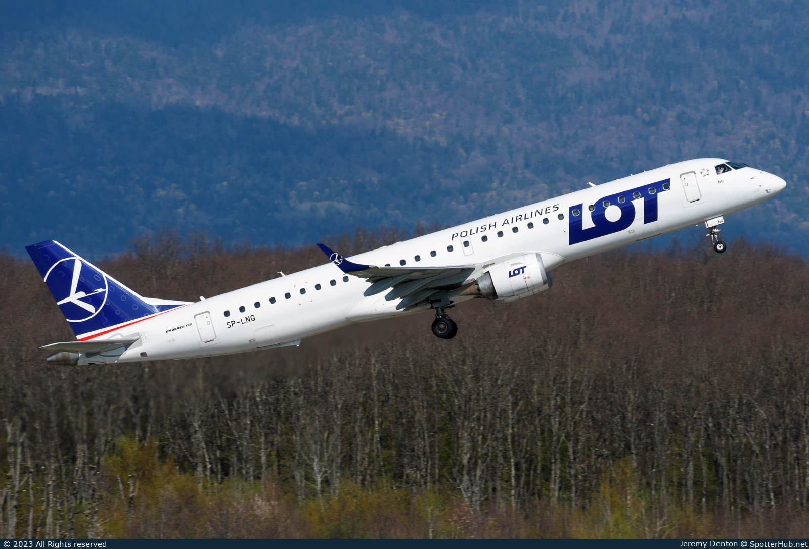 Photo of SP-LNG - Embraer ERJ-195AR operated by LOT Polish Airlines