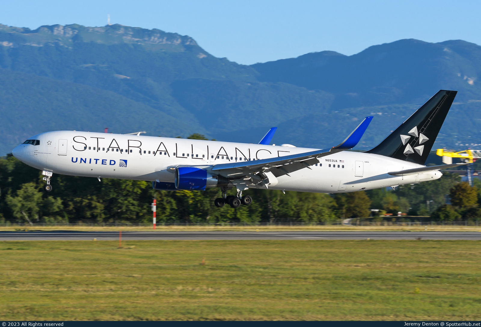 Photo of N653UA - Boeing 767-322(ER) operated by United Airlines