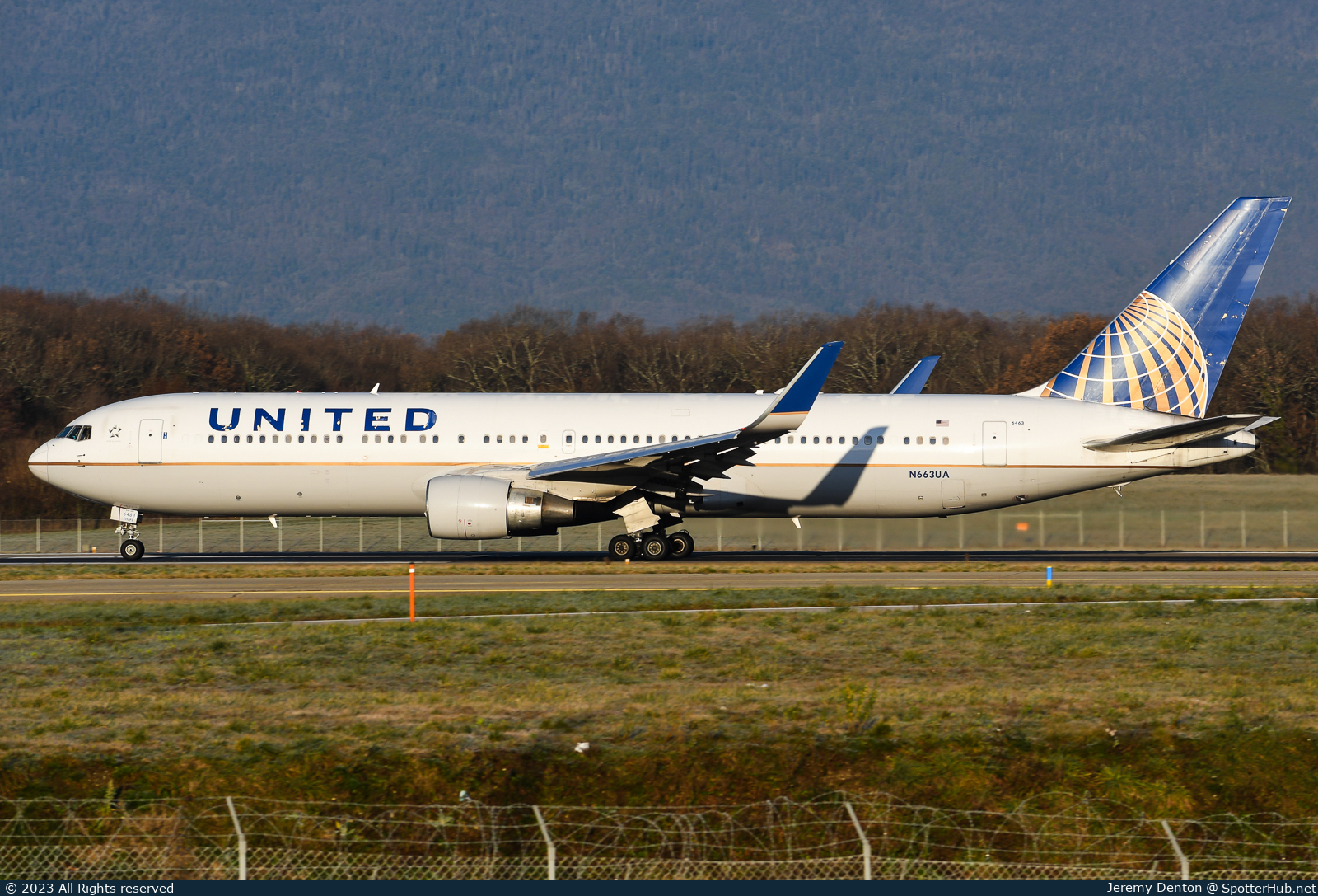 Photo of N663UA - Boeing 767-322(ER) operated by United Airlines