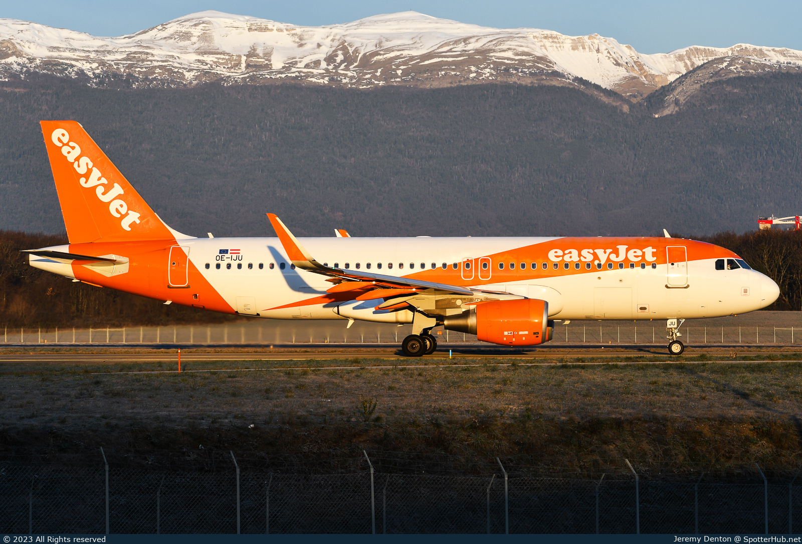 Photo of OE-IJU - Airbus A320-214 operated by easyJet Europe