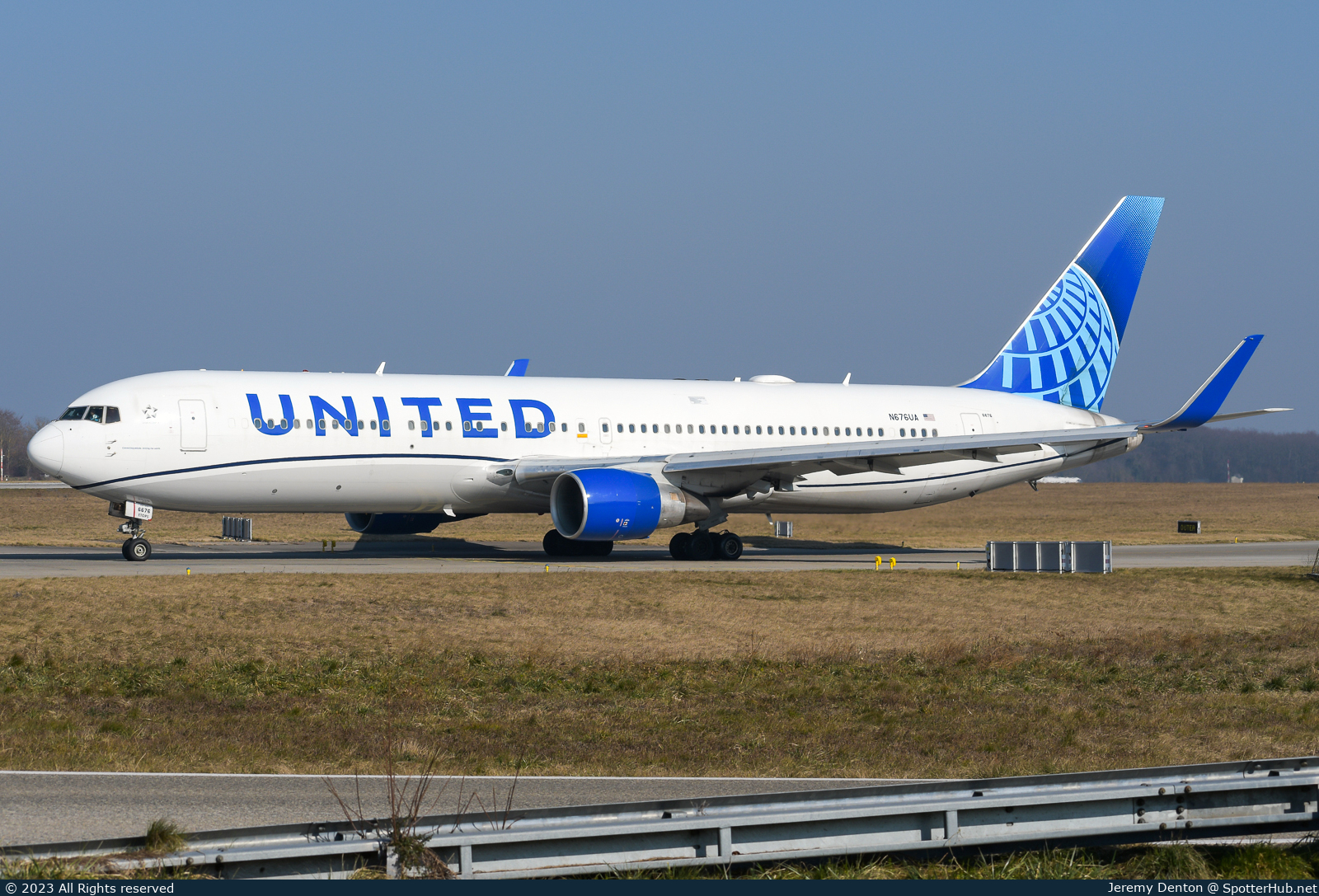 Photo of N676UA - Boeing 767-322(ER) operated by United Airlines