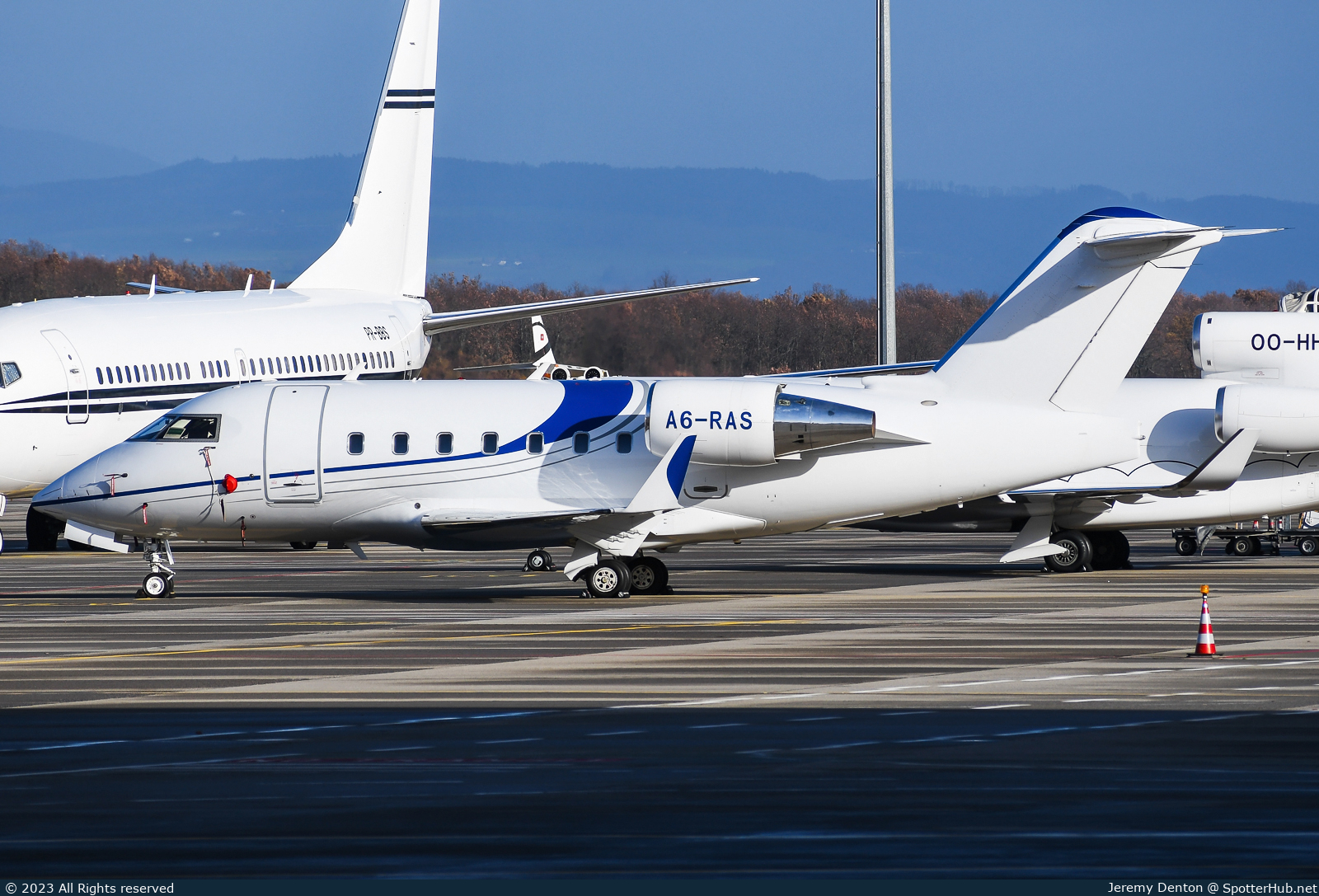Photo of A6-RAS - Bombardier Challenger 604 operated by DC Aviation Al-Futtaim
